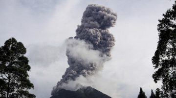 西納彭火山恐爆發  當局撤居民