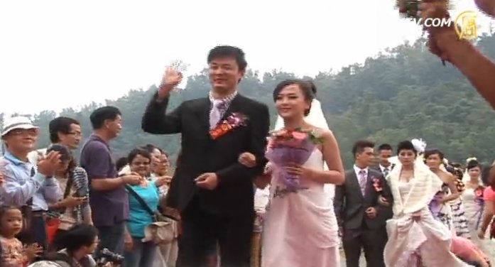 日月潭集團結婚 新人創意走紅毯