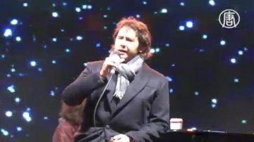 Bloomingdales聖誕櫥窗揭幕  Josh Groban助陣