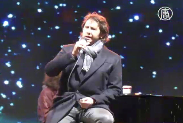 Bloomingdales聖誕櫥窗揭幕  Josh Groban助陣