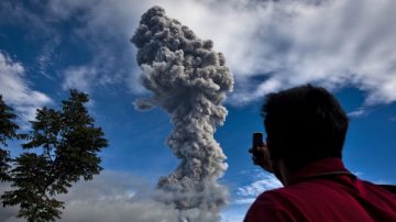 西納彭火山狂噴  列最危險狀態