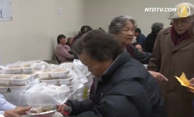 敬老感恩 華埠耆老獲贈火雞套餐