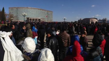 【今日点击】黄岛区数千居民集会要求政府安排搬迁