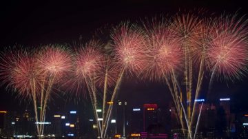 港除夕倒数首放烟花 规模历年最大