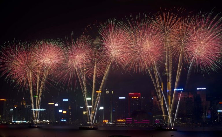 港除夕倒數首放煙花 規模歷年最大