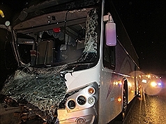 疑未有安全車距  國光客運肇事