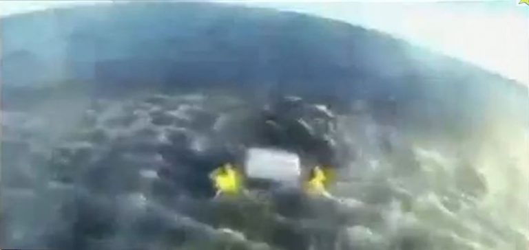 海中漂流15小時 保溫箱救2男（視頻）