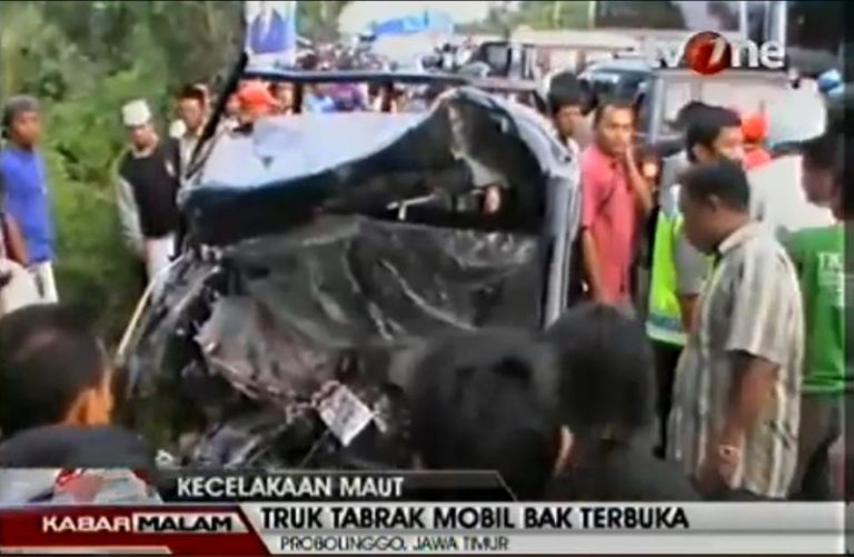 印尼小貨車撞貨櫃拖車 18人喪命