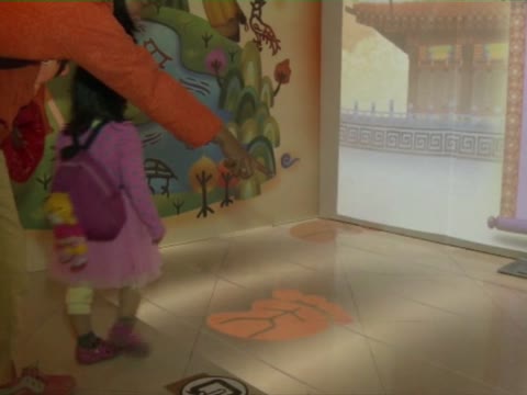 新唐人互動大展 科技體驗漢字文化