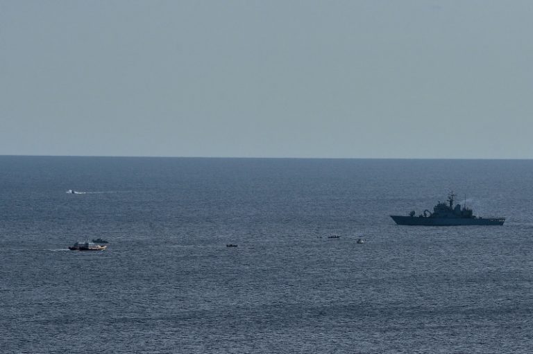 偷渡船遇險 義海軍日救千餘人