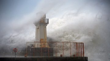 英國魔鬼浪 水淹民宅路破碎