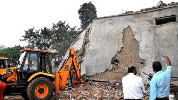 印度建物垮 罹难者增至13人