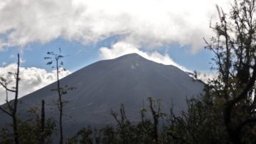 危地马拉火山喷熔岩 小幅撤离