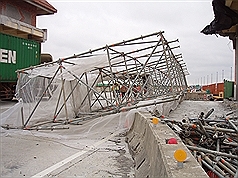 高速公路鷹架塌  1小客車遭擦撞