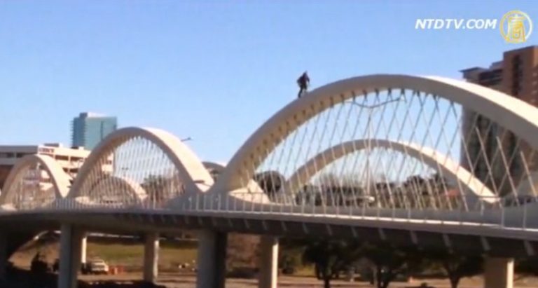 特技車手驚險騎過德州大橋橋欄
