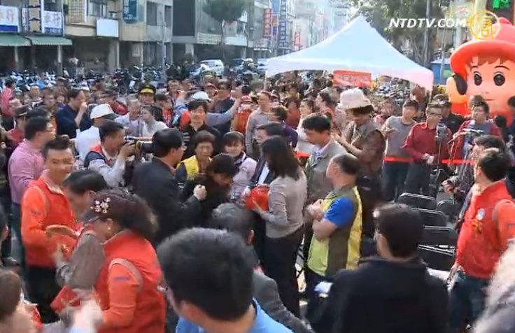 人潮滿滿 三鳳中街年貨熱鬧開賣