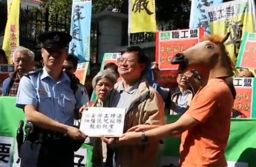 政黨新年向梁振英示威抗議「拜年」