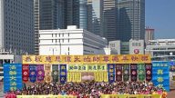 香港法輪功學員新年謝師恩 陸官高喊「法輪大法好」