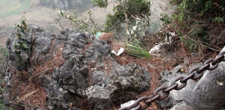 重慶遊客翻圍欄拍照 墜百米懸崖倖免生還
