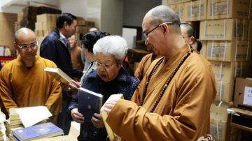 吳儀溫家寶同日「露面」 參訪佛寺高調報導有何玄機