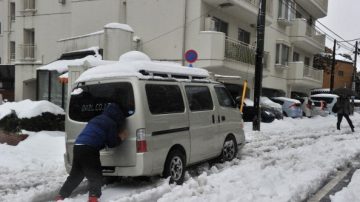 日本雪灾 航班停飞 6死千伤