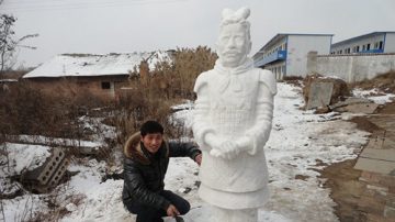 男子造兵马俑雪人 网友：瞬间膜拜