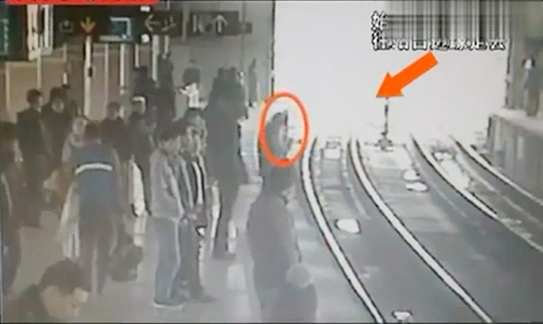 邊看手機邊走路 上海女子掉落地鐵站台（視頻）