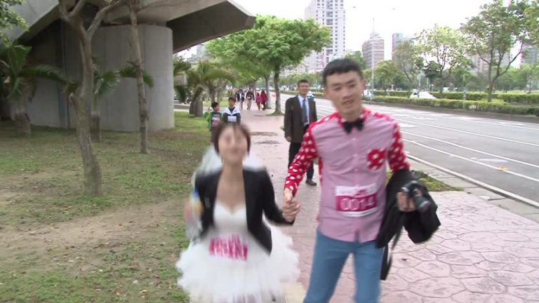為幸福而跑 上百位準新娘披婚紗路跑