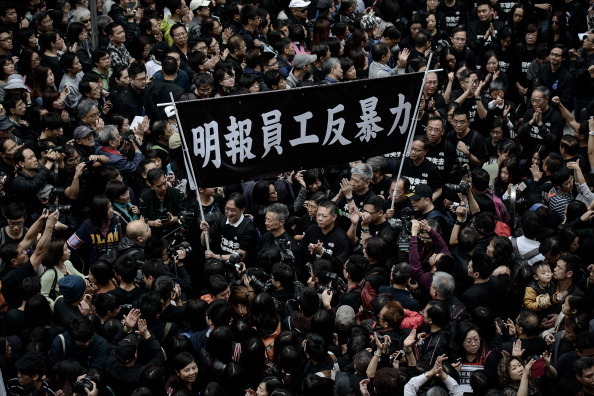 新聞界憤怒了 港萬人大遊行反暴力