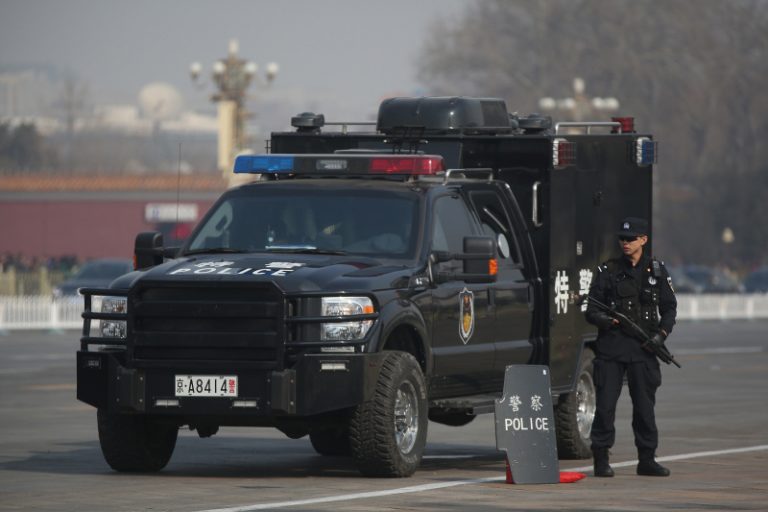 防兩會生變 數百輛武裝巡邏車上街 黑衣人現身（組圖）