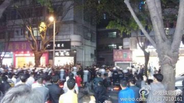 城管打伤老太 数百市民围堵现场与警对峙（组图）