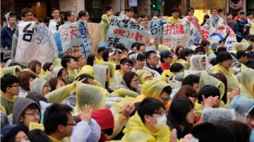 教授挺太阳花逆袭 “街头民主教室”开课