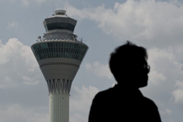 英報：馬航機長在起飛前撥打神秘電話