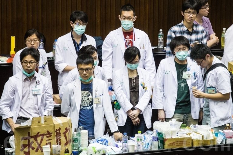 70白袍勇士組救護站 輪班照顧318學運民眾