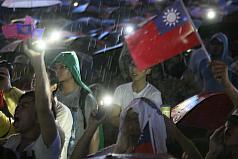 4千人冒雨集会  为台湾祈祷