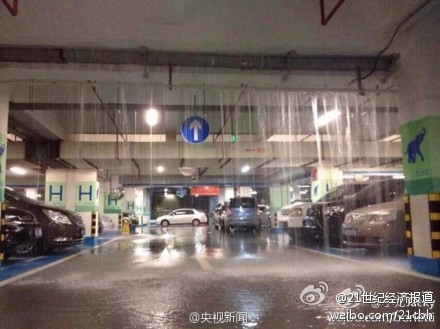 暴雨侵袭 网曝深圳新机场成“水帘洞”