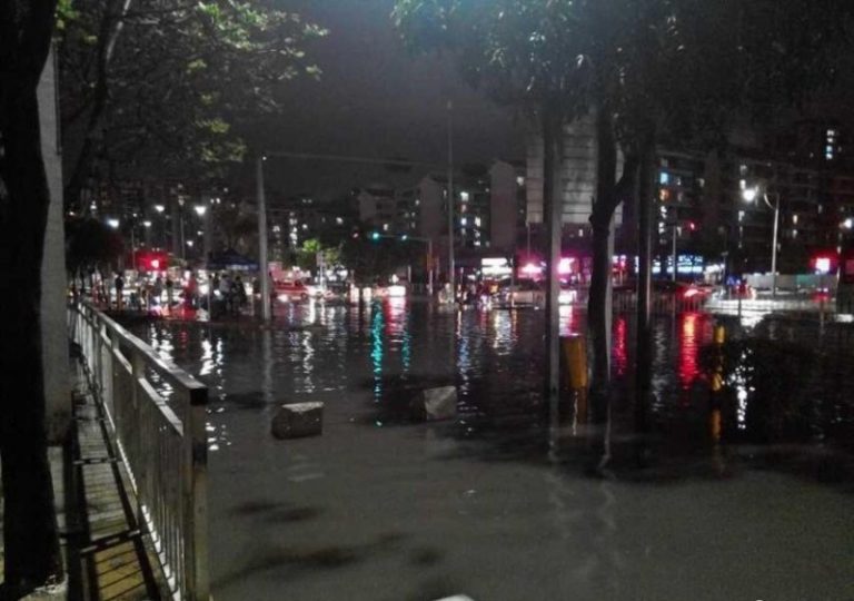 暴雨突襲珠三角致數人死 深圳6小時閃電9119次