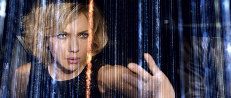 《LUCY》預告台北風光入鏡 史嘉莉又嗆又辣