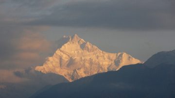 珠穆朗瑪峰清晨雪崩 十二死三失蹤