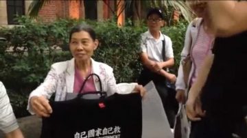 「救國汗味T」12萬成交 78歲阿嬤得主現身