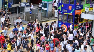 陸客抱娃當街便便 「香港青年大戰強國人」（視頻）