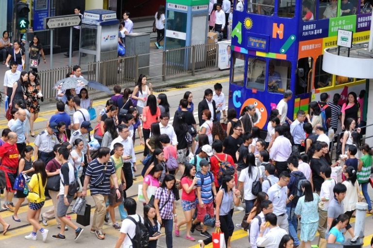 陸客抱娃當街便便 「香港青年大戰強國人」（視頻）