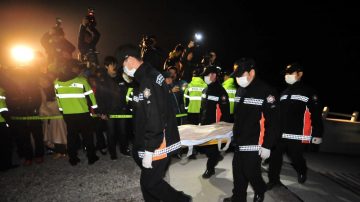 击碎船舱玻璃现尸体 韩船难增至36亡