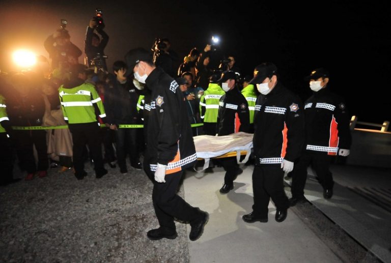擊碎船艙玻璃現屍體 韓船難增至36亡