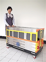 台鐵Q版便當車 南港站首亮相