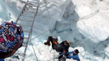 珠峰雪崩打擊 雪巴人停止登山