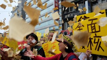 台湾反“核四” 万人上街游行