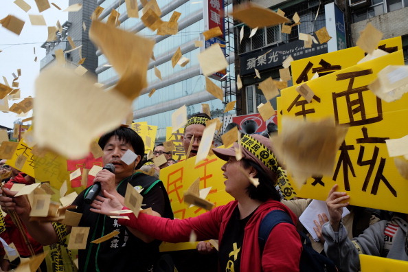 台灣反「核四」 萬人上街遊行