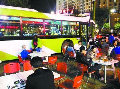 為躲城管 北京燒烤攤搬上公交車