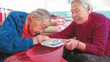 86歲女兒與110歲老母相依為命 百歲長出黑頭髮